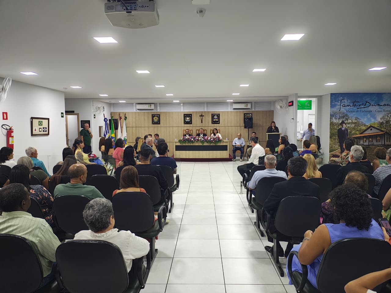 Vídeo: solenidade marca entrega da honraria “Mulheres que Inspiram” na Câmara de Santos Dumont